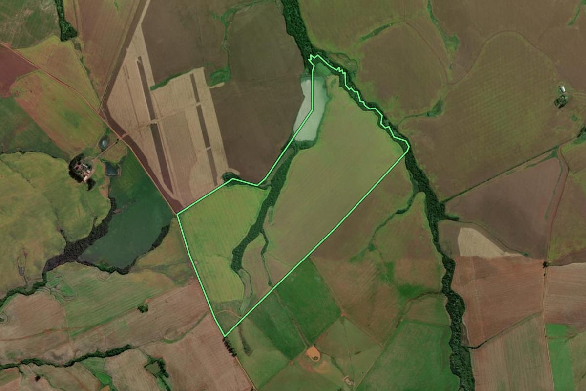 Imagem de satélite do imóvel rural em Capão do Cipó (RS), com o contorno declarado no CAR desenhado por cima.