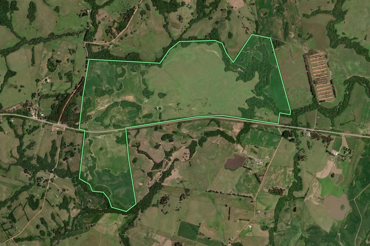 Imagem de satélite do imóvel rural em Capão do Leão (RS), com o contorno declarado no CAR desenhado por cima.