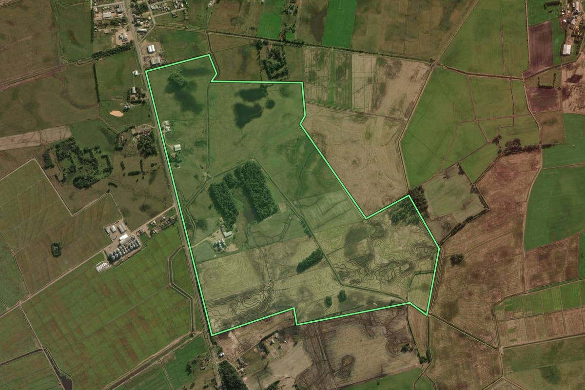 Imagem de satélite do imóvel rural em Capivari do Sul (RS), com o contorno declarado no CAR desenhado por cima.