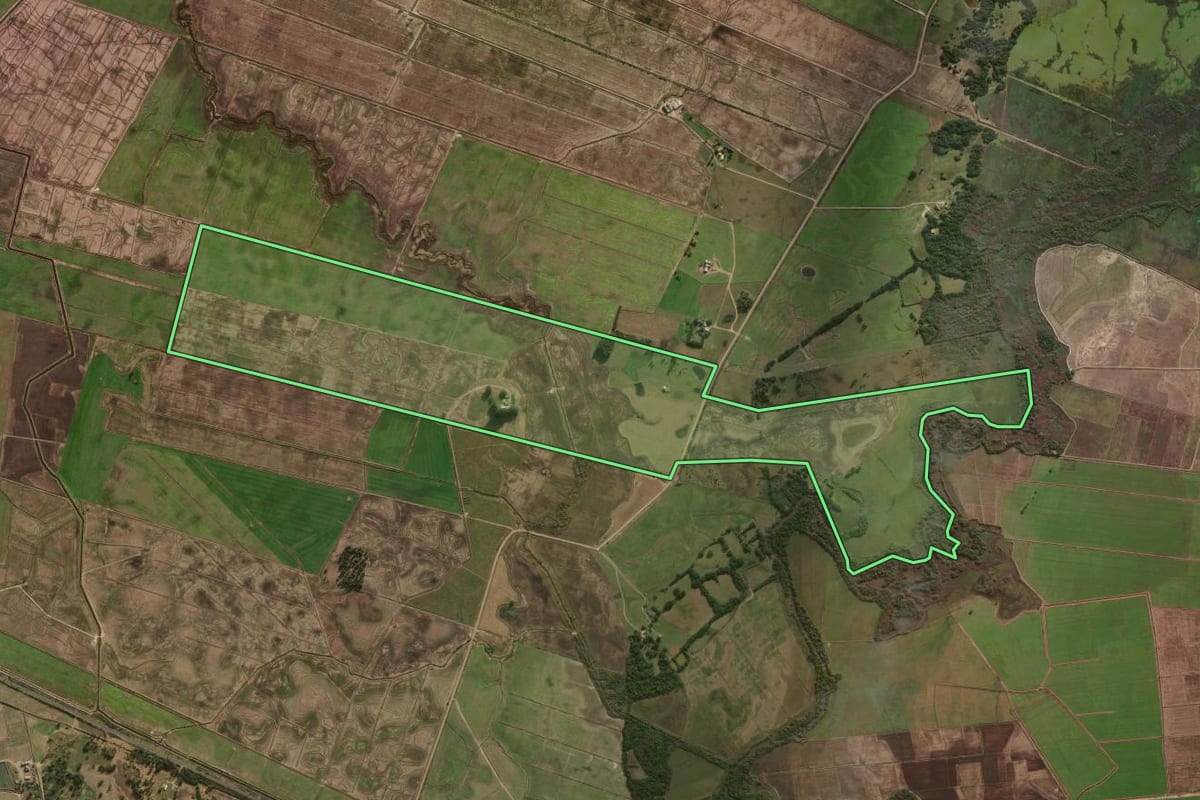 Imagem de satélite do imóvel rural em Capivari do Sul (RS), com o contorno declarado no CAR desenhado por cima.