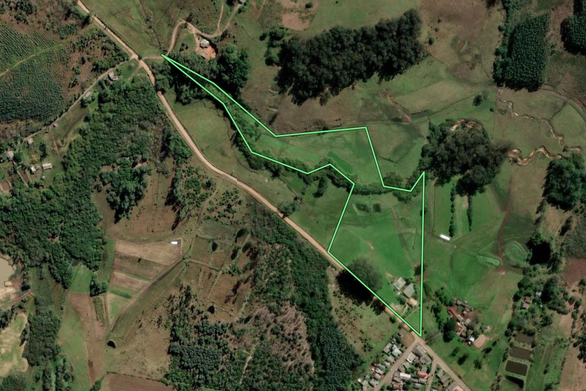 Imagem de satélite do imóvel rural em Capela de Santana (RS), com o contorno declarado no CAR desenhado por cima.