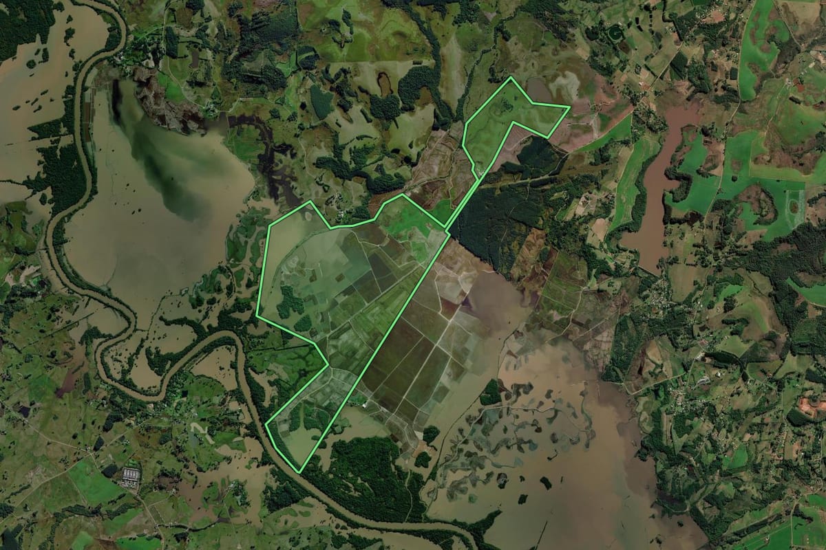 Imagem de satélite do imóvel rural em Capela de Santana (RS), com o contorno declarado no CAR desenhado por cima.
