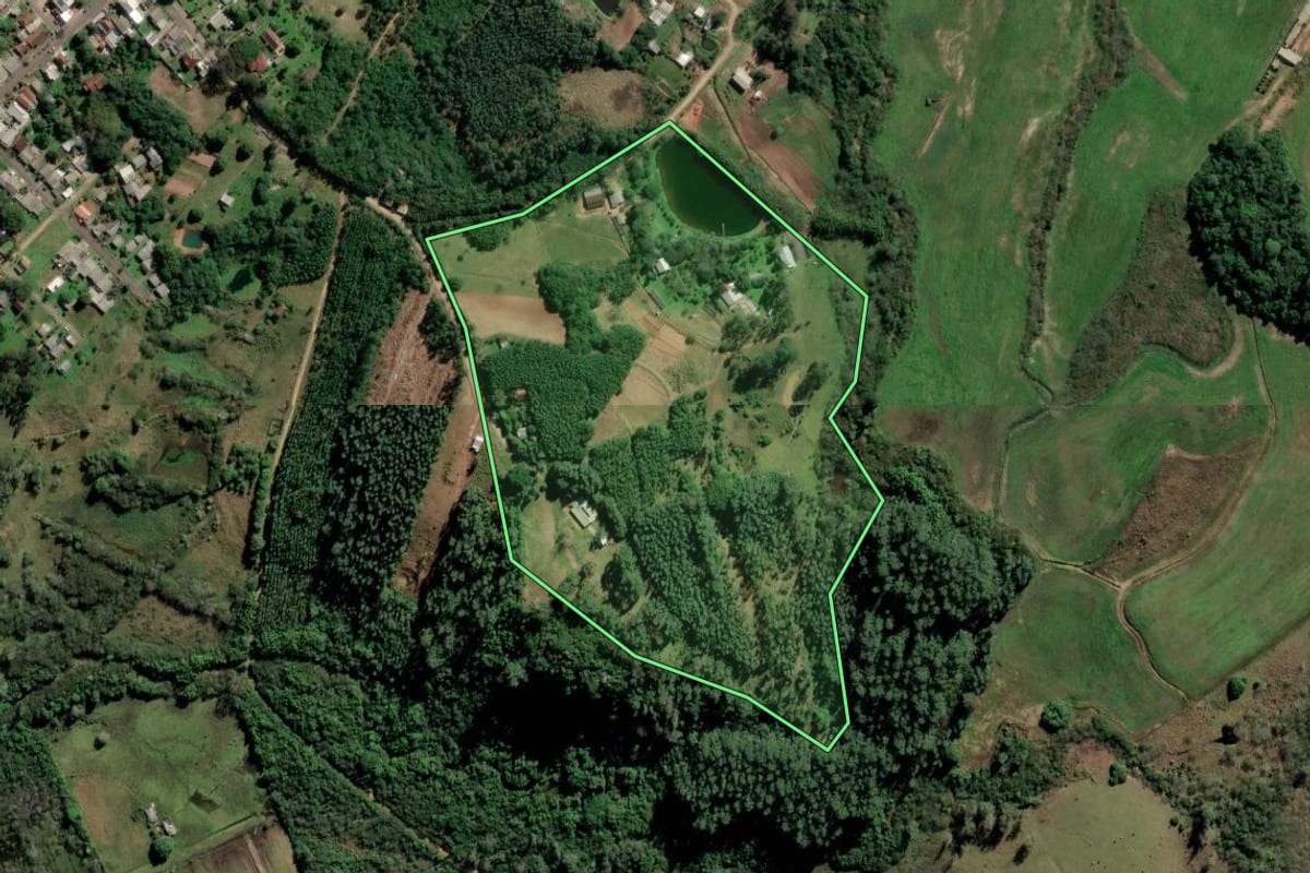 Imagem de satélite do imóvel rural em Capela de Santana (RS), com o contorno declarado no CAR desenhado por cima.
