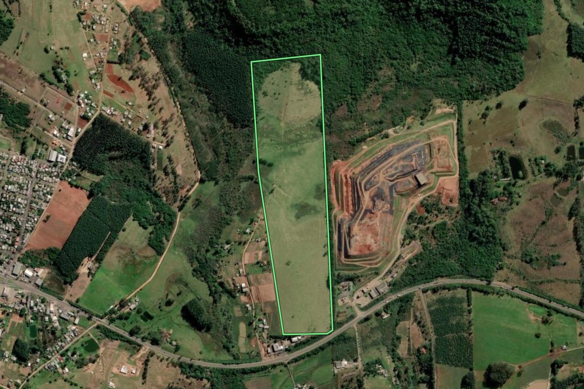Imagem de satélite do imóvel rural em Capela de Santana (RS), com o contorno declarado no CAR desenhado por cima.