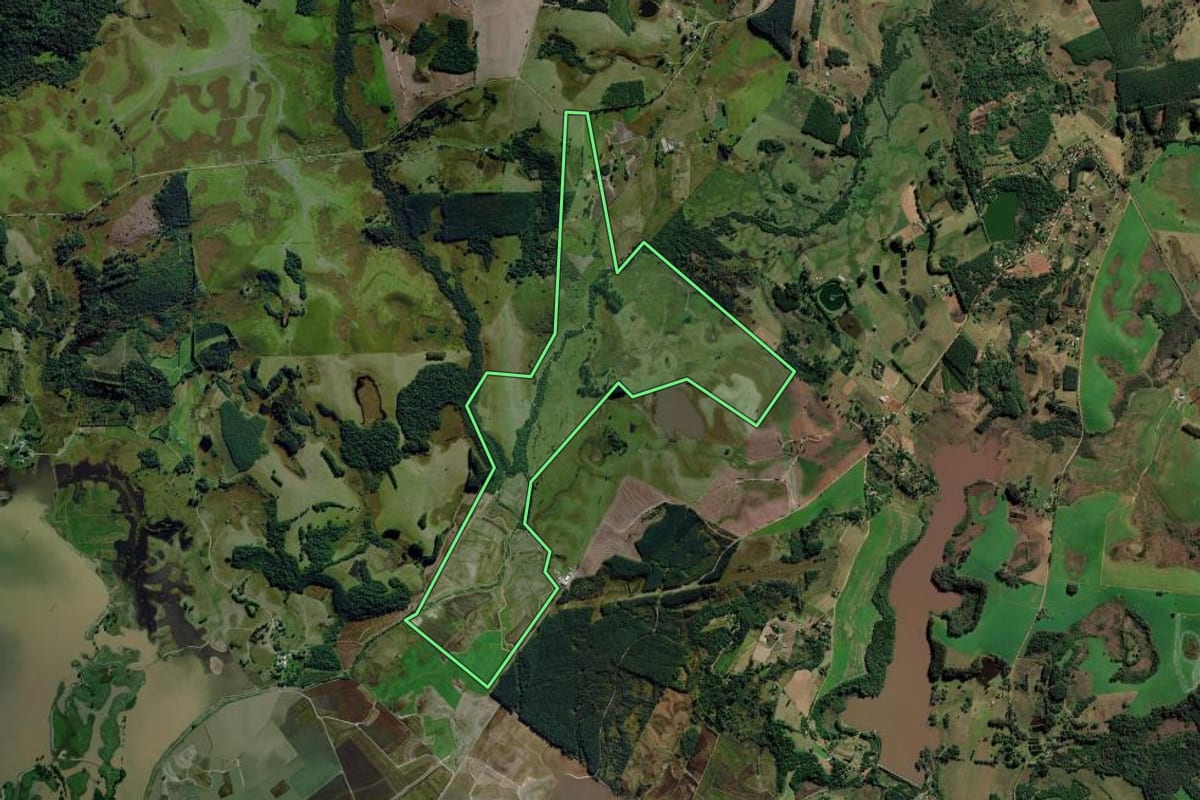 Imagem de satélite do imóvel rural em Capela de Santana (RS), com o contorno declarado no CAR desenhado por cima.