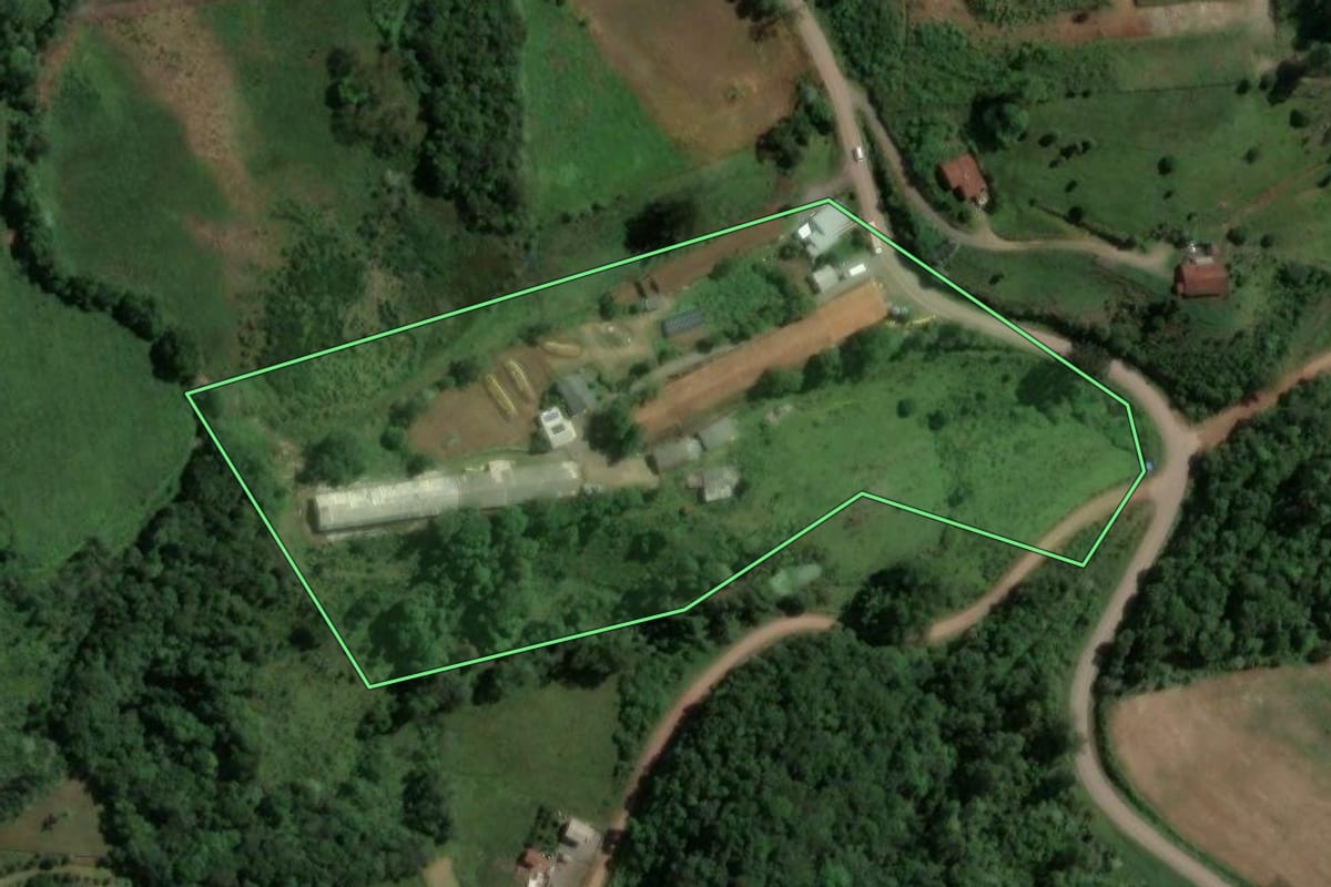 Imagem de satélite do imóvel rural em Capitão (RS), com o contorno declarado no CAR desenhado por cima.