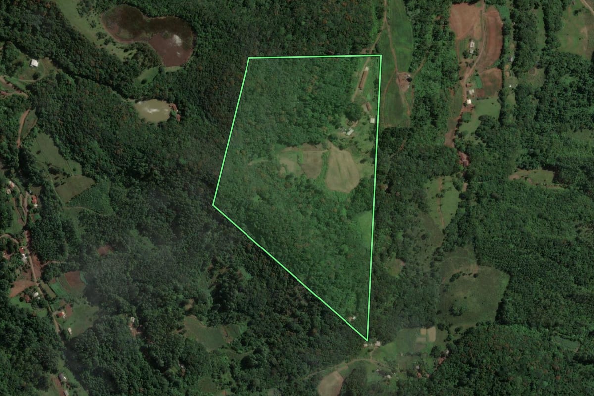 Imagem de satélite do imóvel rural em Capitão (RS), com o contorno declarado no CAR desenhado por cima.