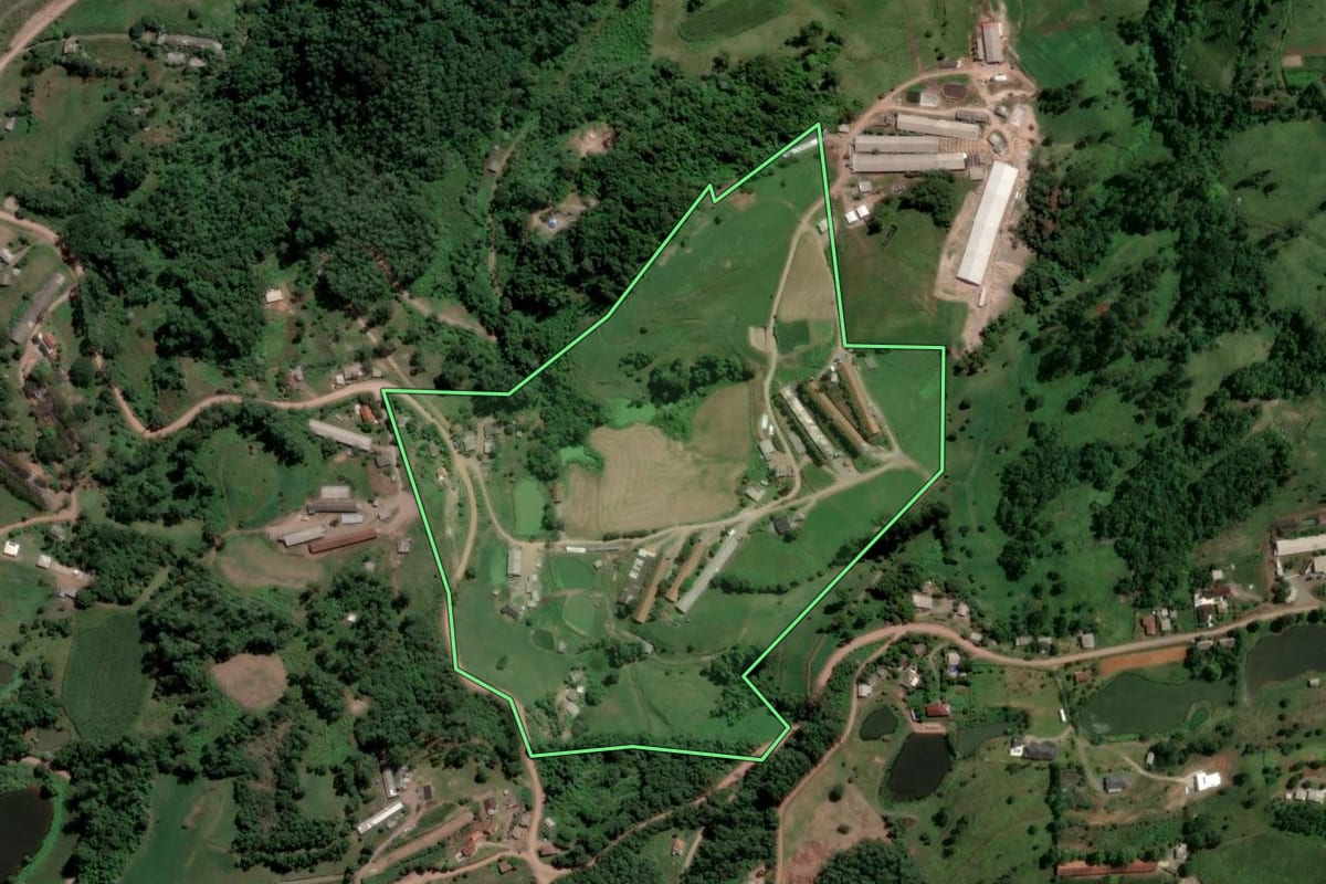 Imagem de satélite do imóvel rural em Capitão (RS), com o contorno declarado no CAR desenhado por cima.