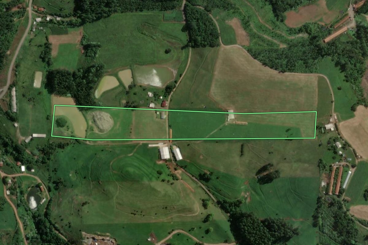 Imagem de satélite do imóvel rural em Capitão (RS), com o contorno declarado no CAR desenhado por cima.