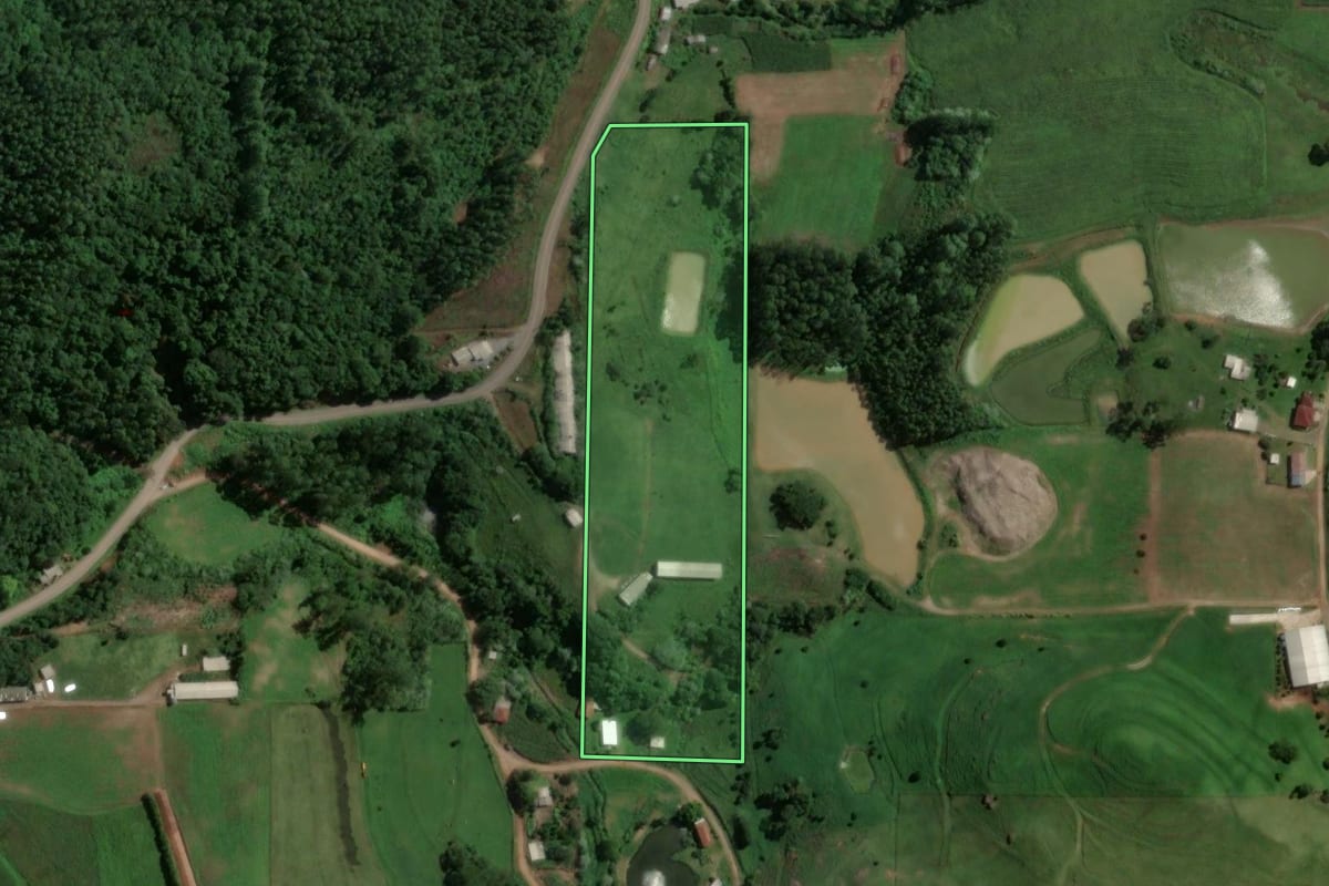 Imagem de satélite do imóvel rural em Capitão (RS), com o contorno declarado no CAR desenhado por cima.