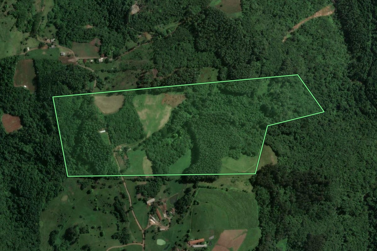 Imagem de satélite do imóvel rural em Capitão (RS), com o contorno declarado no CAR desenhado por cima.
