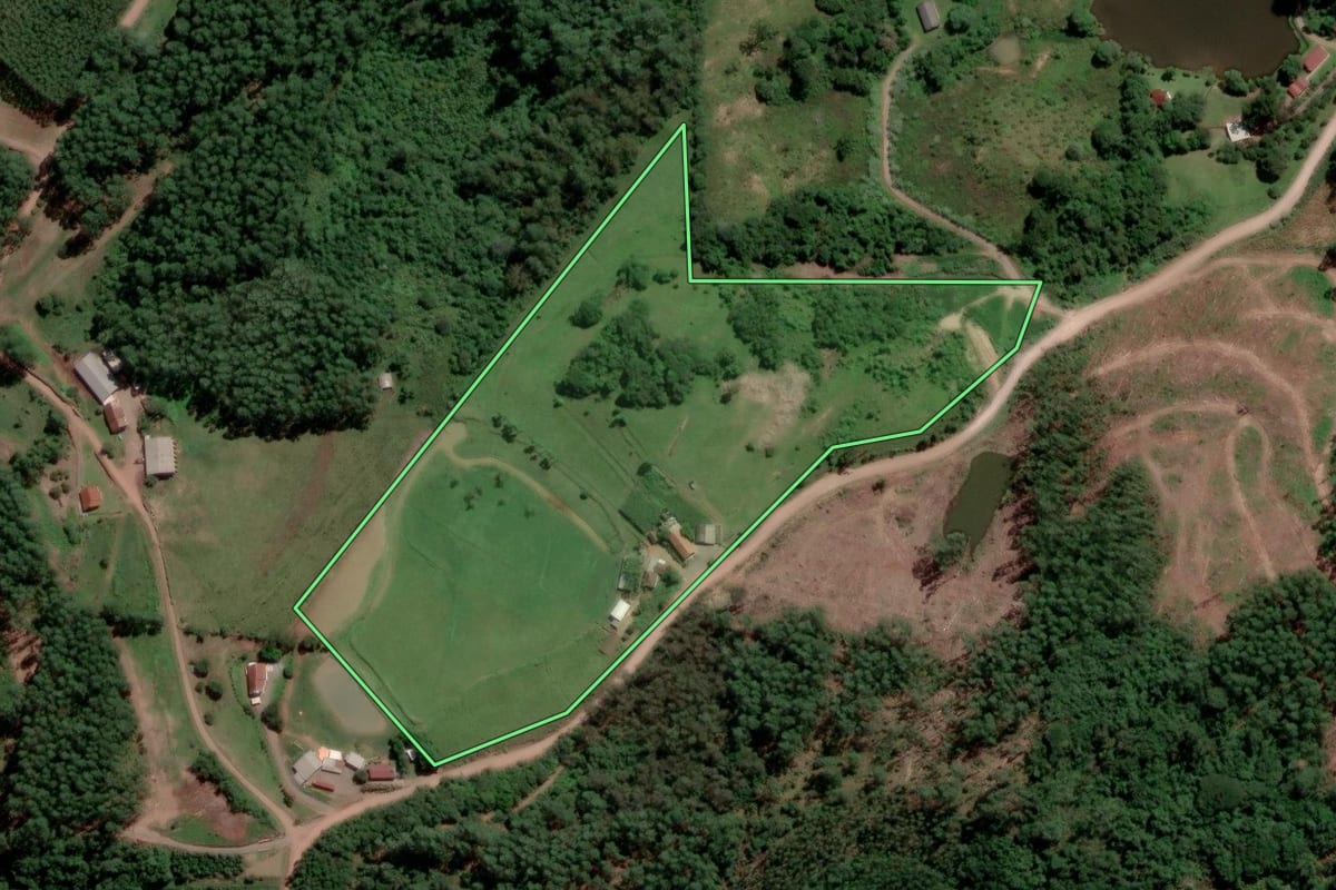 Imagem de satélite do imóvel rural em Capitão (RS), com o contorno declarado no CAR desenhado por cima.