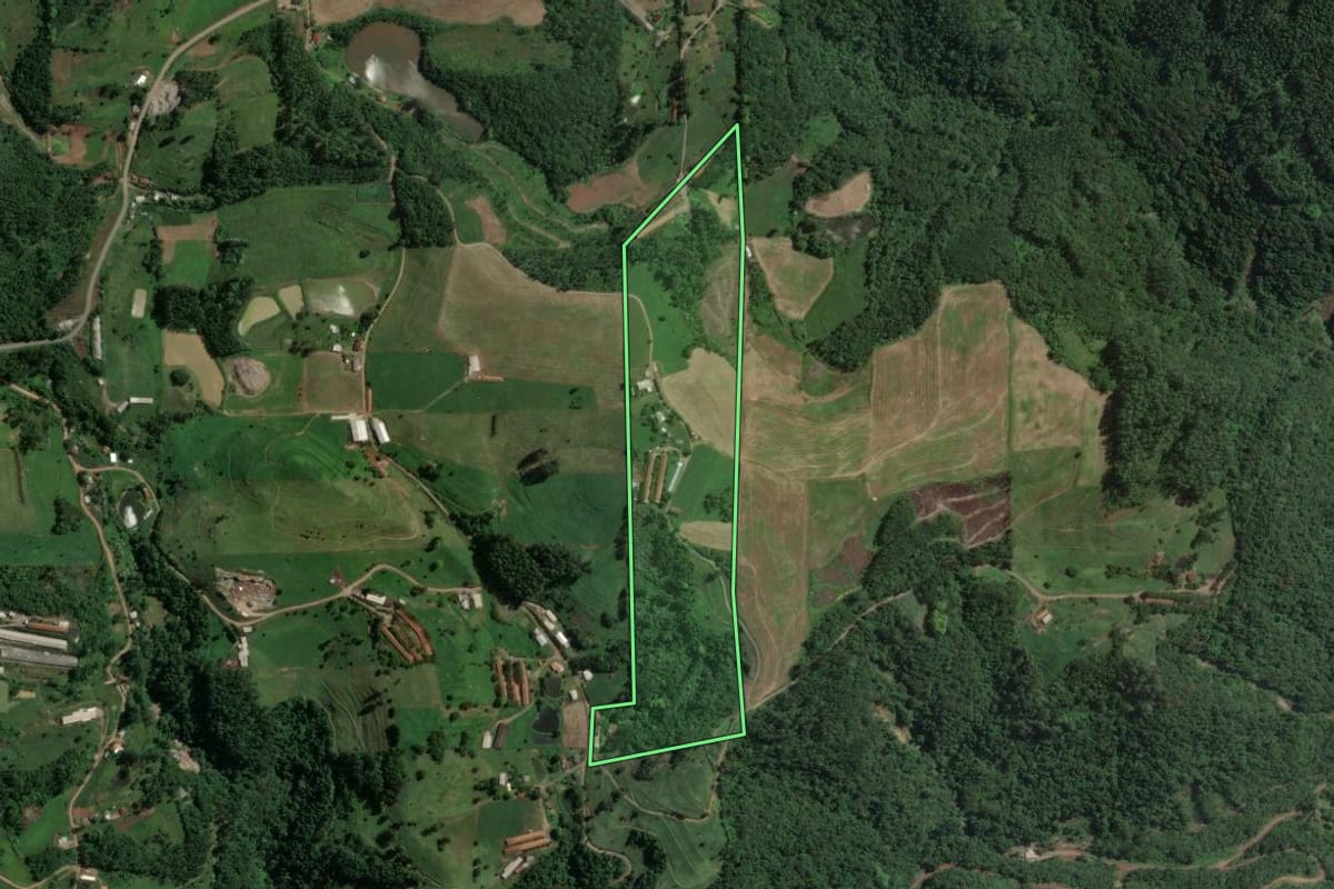 Imagem de satélite do imóvel rural em Capitão (RS), com o contorno declarado no CAR desenhado por cima.