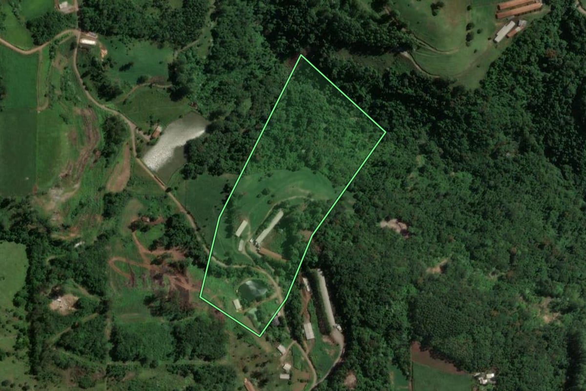 Imagem de satélite do imóvel rural em Capitão (RS), com o contorno declarado no CAR desenhado por cima.