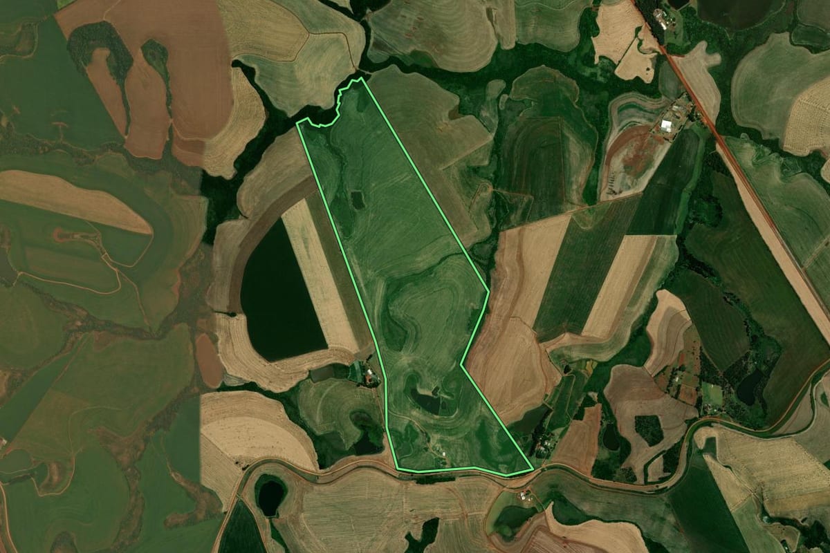 Imagem de satélite do imóvel rural em Carazinho (RS), com o contorno declarado no CAR desenhado por cima.