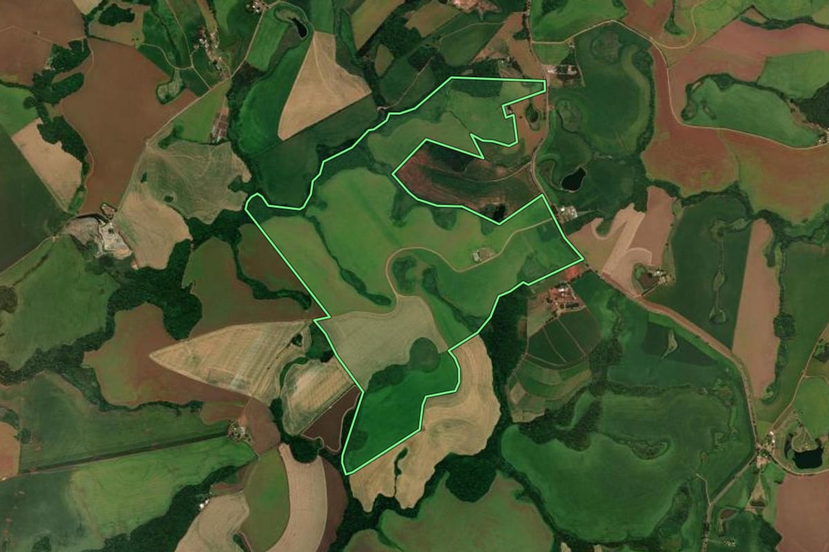 Imagem de satélite do imóvel rural em Carazinho (RS), com o contorno declarado no CAR desenhado por cima.