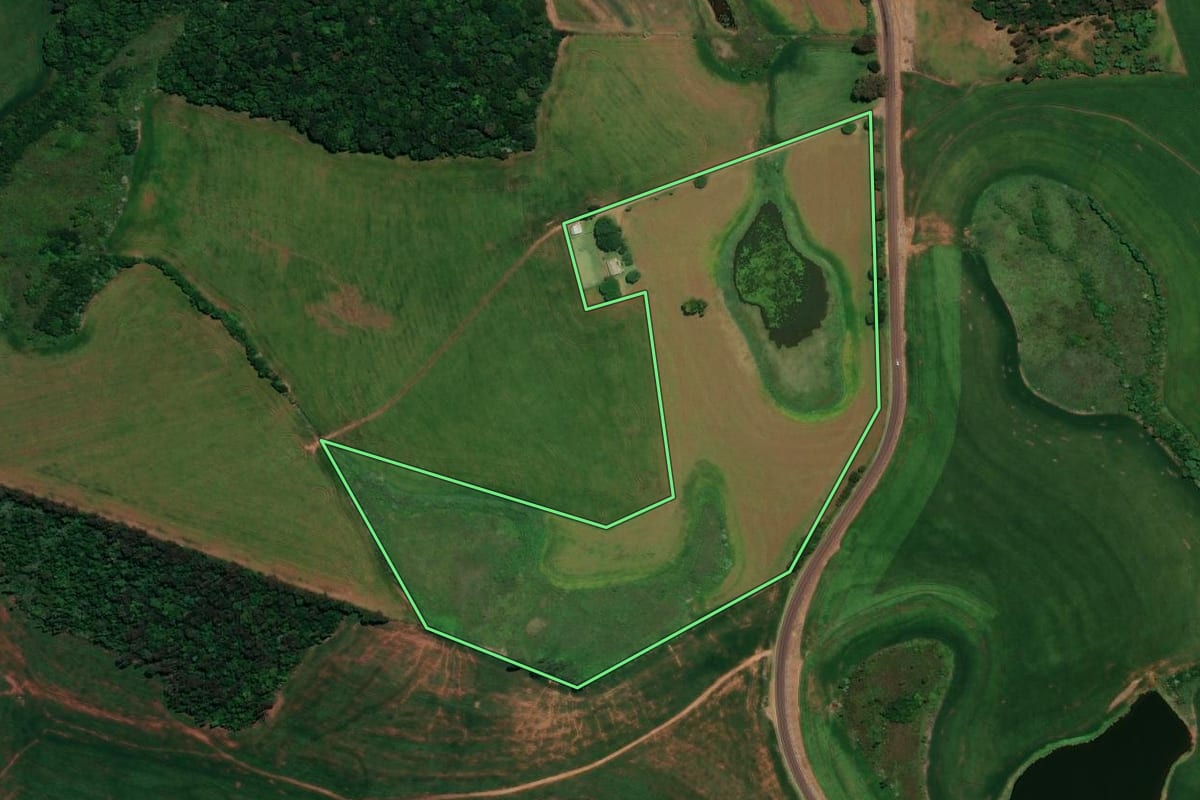 Imagem de satélite do imóvel rural em Carazinho (RS), com o contorno declarado no CAR desenhado por cima.