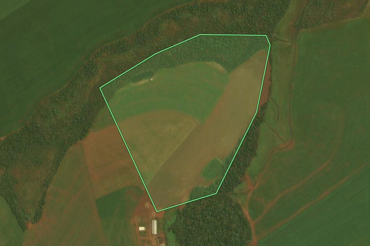 Imagem de satélite do imóvel rural em Carazinho (RS), com o contorno declarado no CAR desenhado por cima.