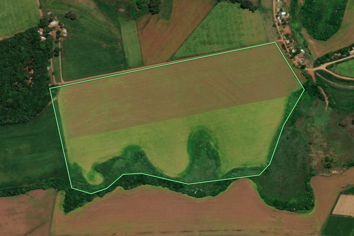 Imagem de satélite do imóvel rural em Carazinho (RS), com o contorno declarado no CAR desenhado por cima.