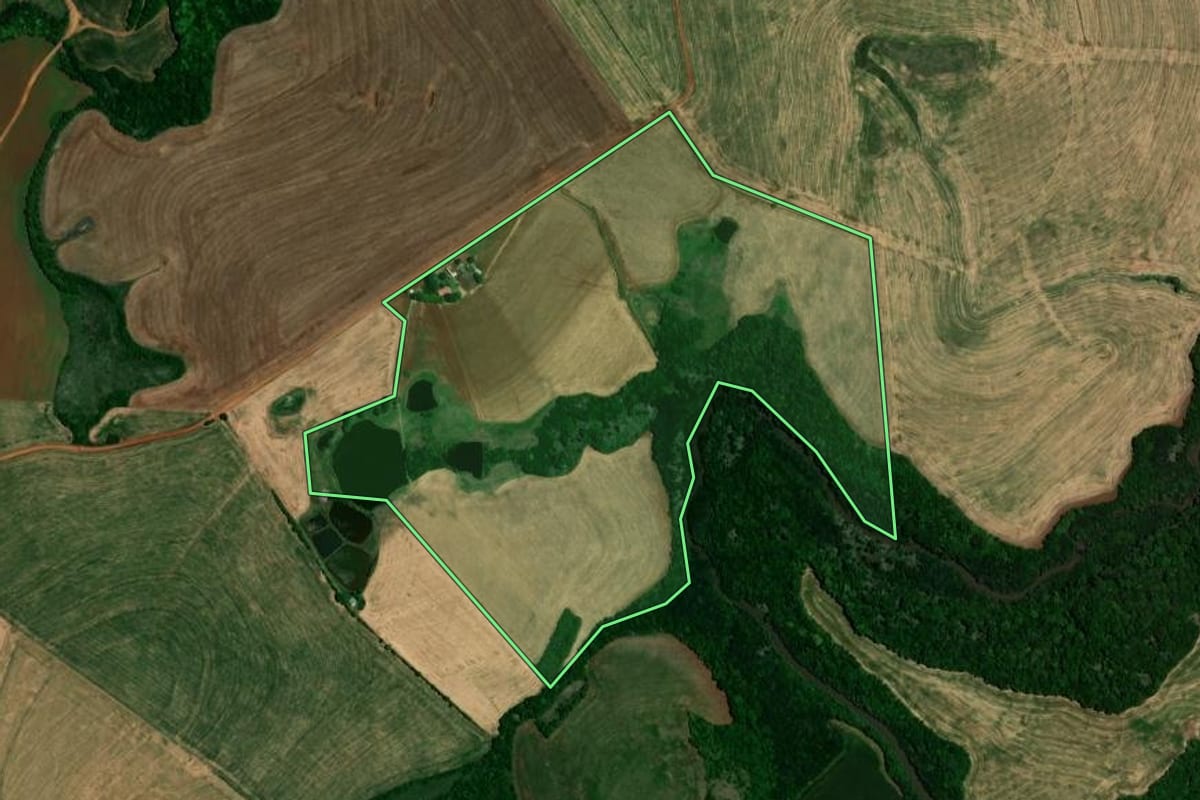 Imagem de satélite do imóvel rural em Carazinho (RS), com o contorno declarado no CAR desenhado por cima.