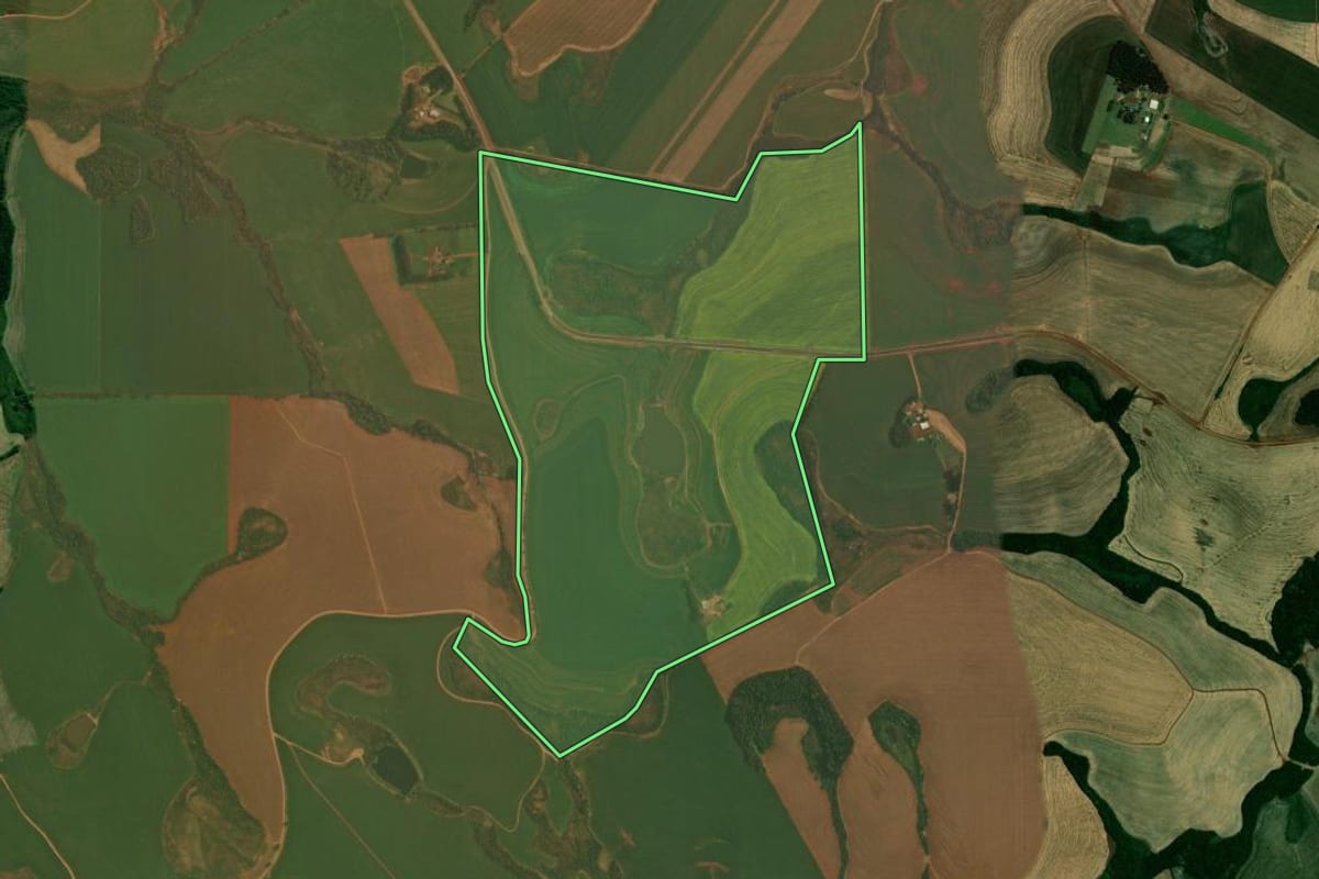 Imagem de satélite do imóvel rural em Carazinho (RS), com o contorno declarado no CAR desenhado por cima.