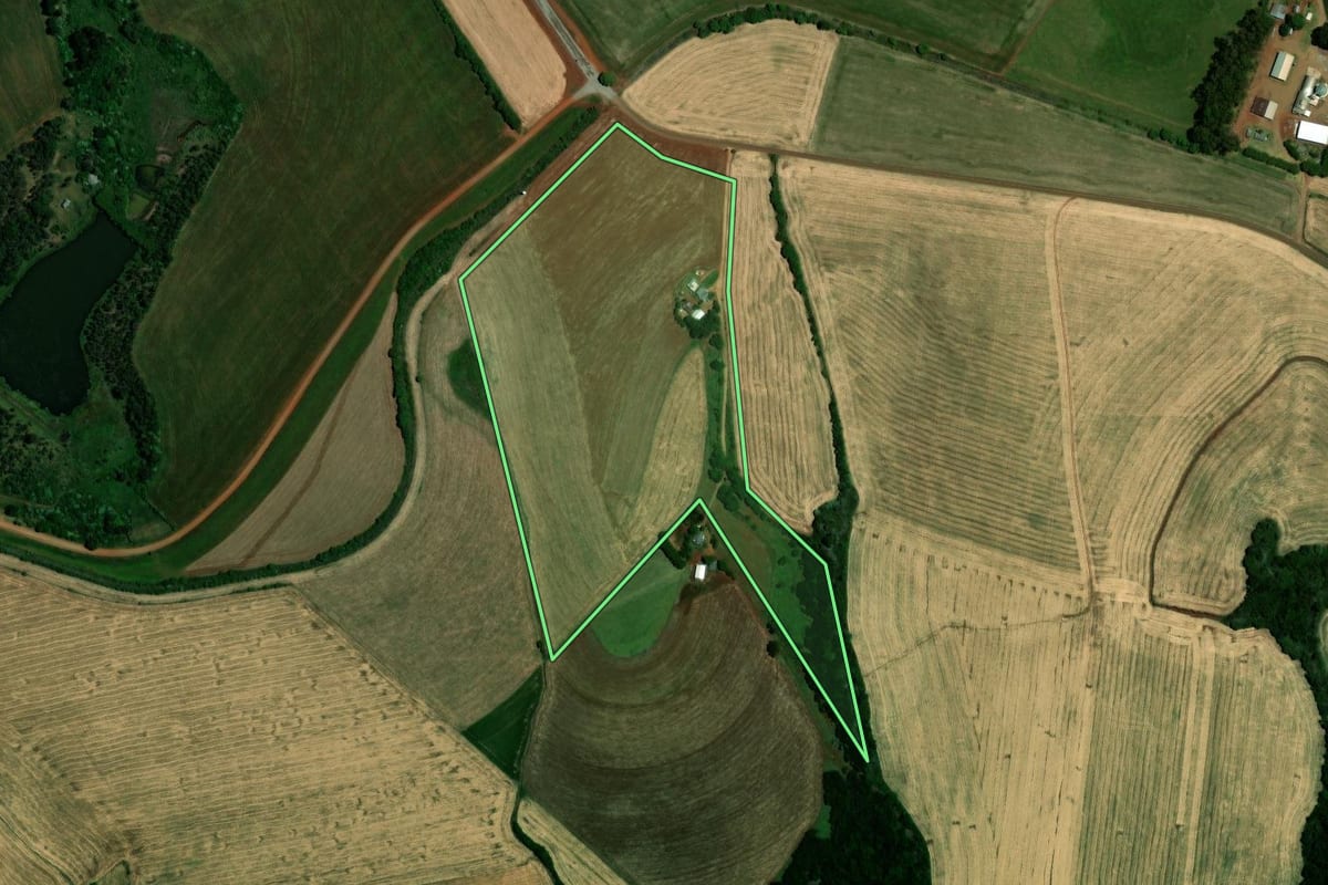 Imagem de satélite do imóvel rural em Carazinho (RS), com o contorno declarado no CAR desenhado por cima.
