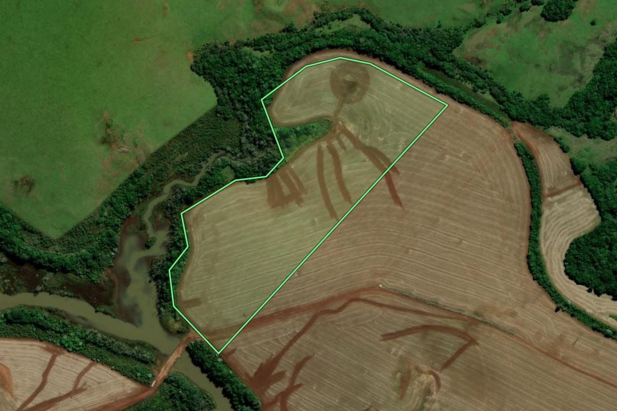 Imagem de satélite do imóvel rural em Carazinho (RS), com o contorno declarado no CAR desenhado por cima.