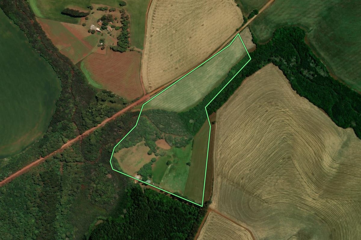 Imagem de satélite do imóvel rural em Carazinho (RS), com o contorno declarado no CAR desenhado por cima.