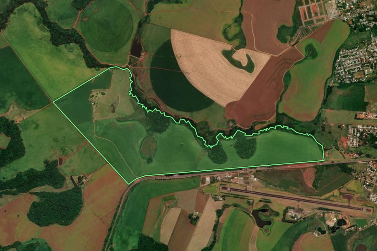 Imagem de satélite do imóvel rural em Carazinho (RS), com o contorno declarado no CAR desenhado por cima.