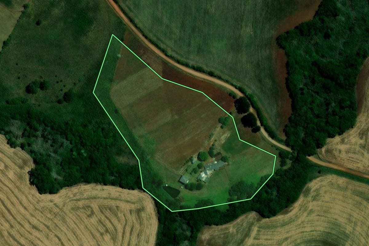 Imagem de satélite do imóvel rural em Carazinho (RS), com o contorno declarado no CAR desenhado por cima.