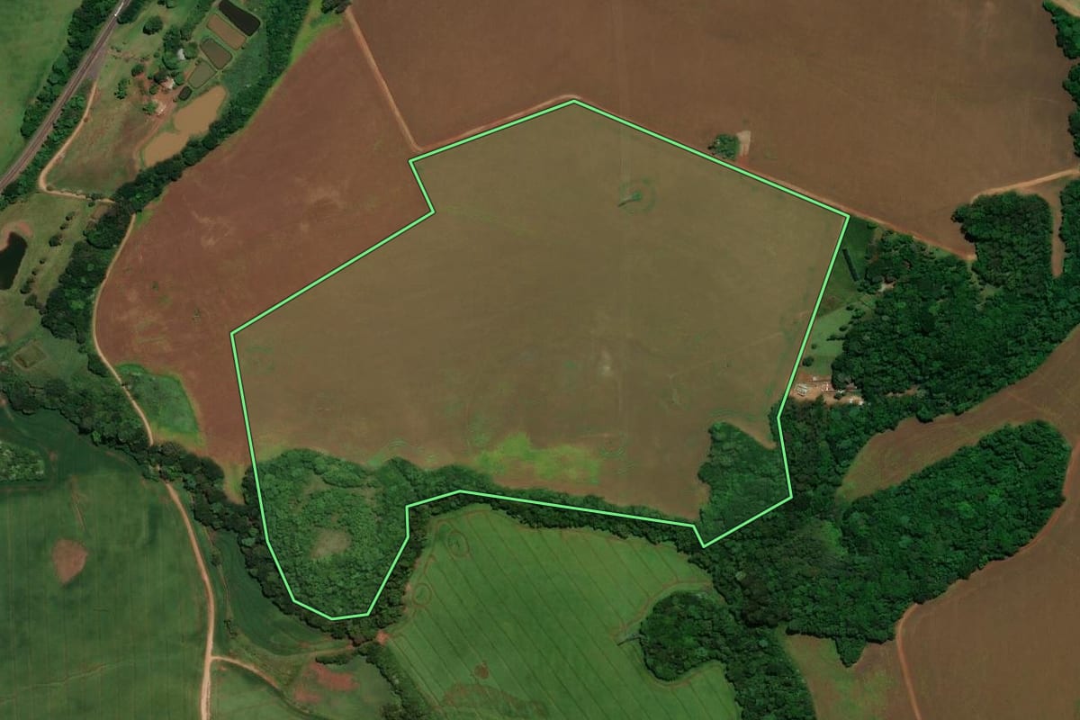 Imagem de satélite do imóvel rural em Carazinho (RS), com o contorno declarado no CAR desenhado por cima.