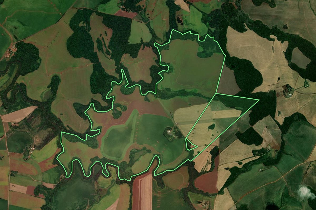 Imagem de satélite do imóvel rural em Carazinho (RS), com o contorno declarado no CAR desenhado por cima.