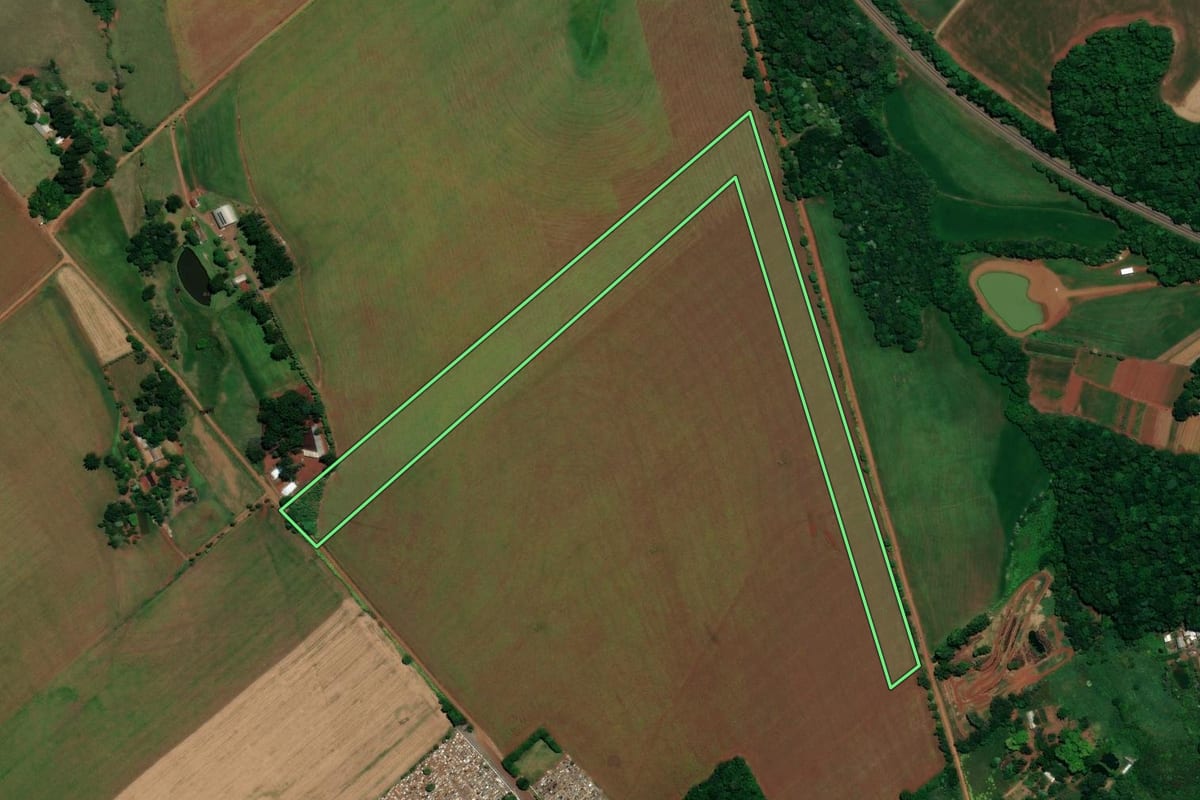 Imagem de satélite do imóvel rural em Carazinho (RS), com o contorno declarado no CAR desenhado por cima.