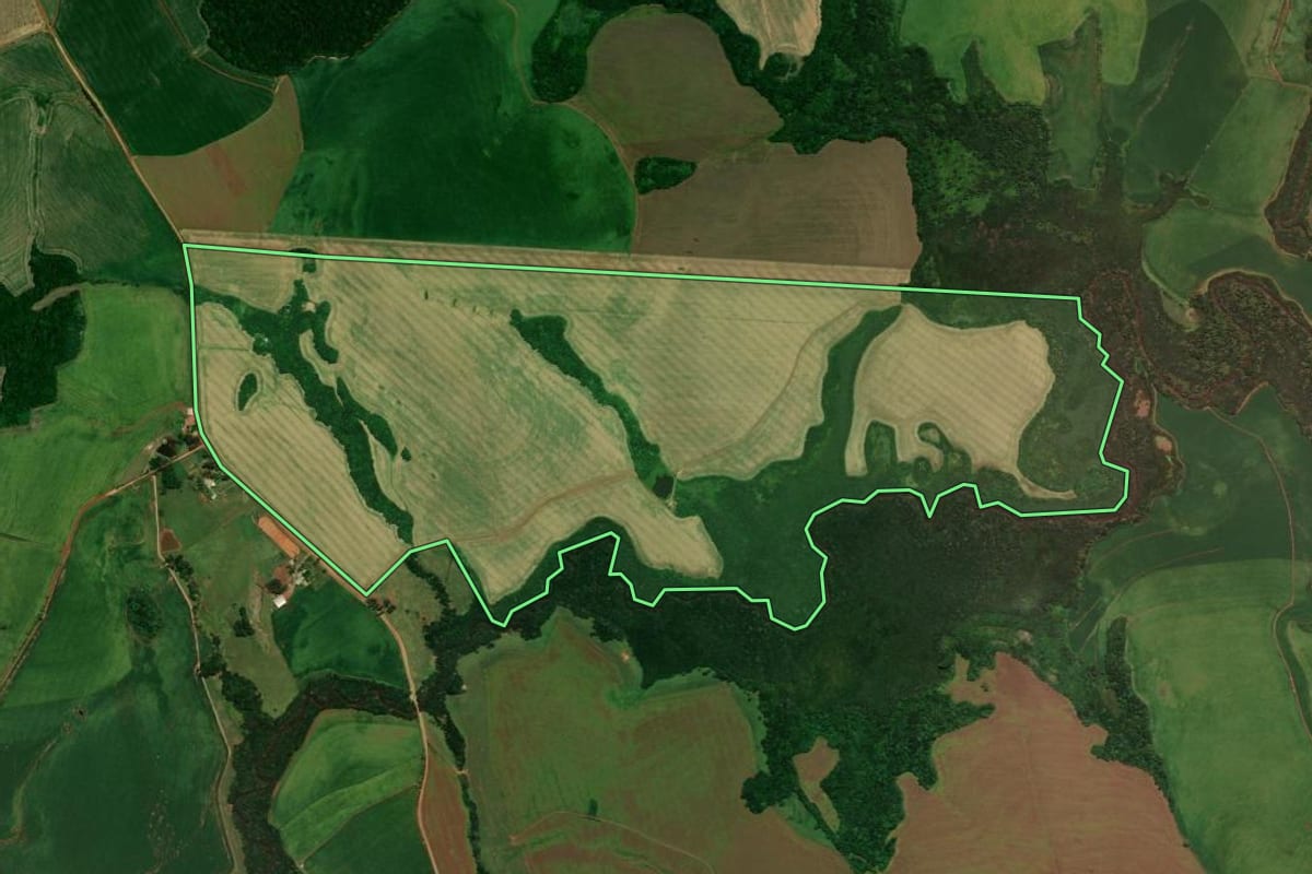 Imagem de satélite do imóvel rural em Carazinho (RS), com o contorno declarado no CAR desenhado por cima.
