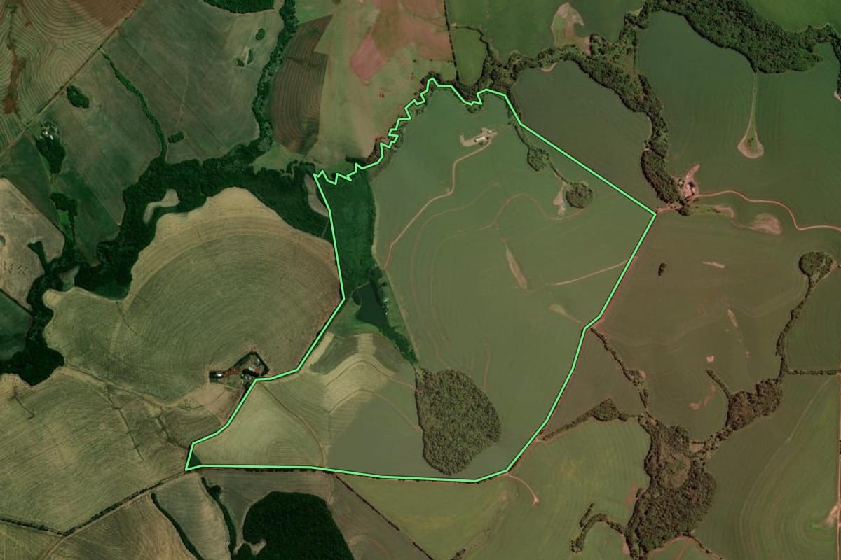 Imagem de satélite do imóvel rural em Carazinho (RS), com o contorno declarado no CAR desenhado por cima.