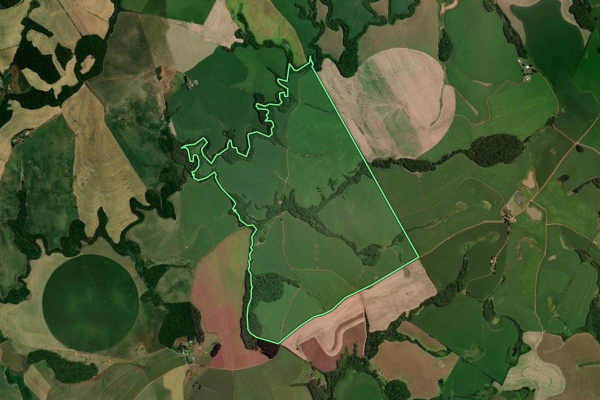 Imagem de satélite do imóvel rural em Carazinho (RS), com o contorno declarado no CAR desenhado por cima.