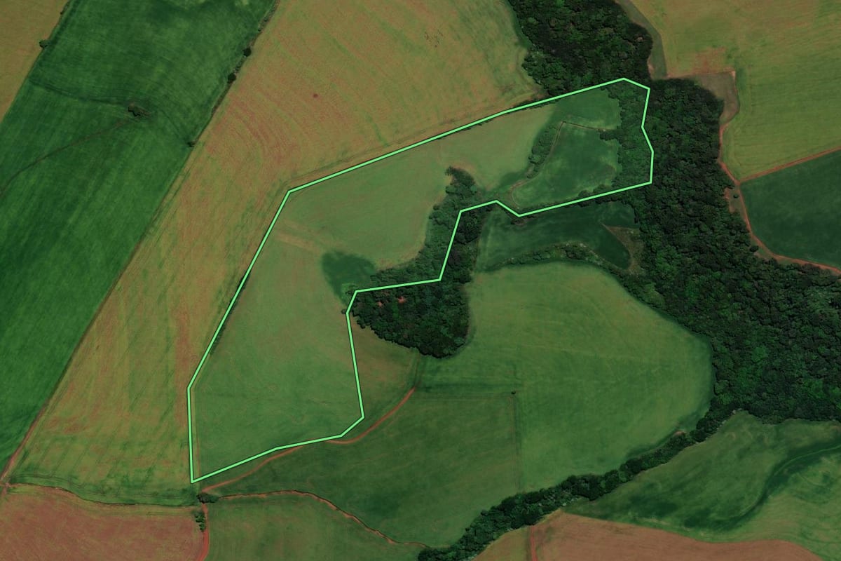 Imagem de satélite do imóvel rural em Carazinho (RS), com o contorno declarado no CAR desenhado por cima.