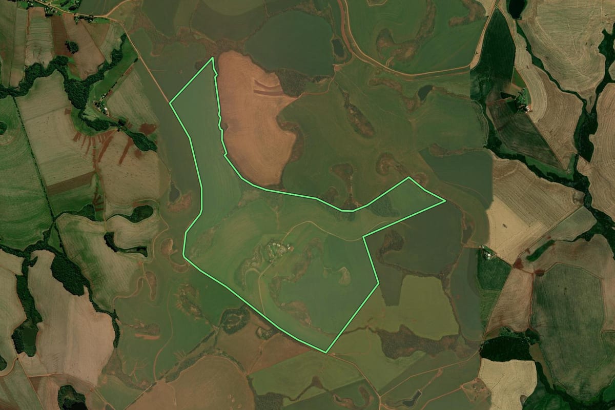 Imagem de satélite do imóvel rural em Carazinho (RS), com o contorno declarado no CAR desenhado por cima.