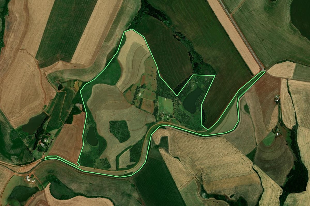 Imagem de satélite do imóvel rural em Carazinho (RS), com o contorno declarado no CAR desenhado por cima.