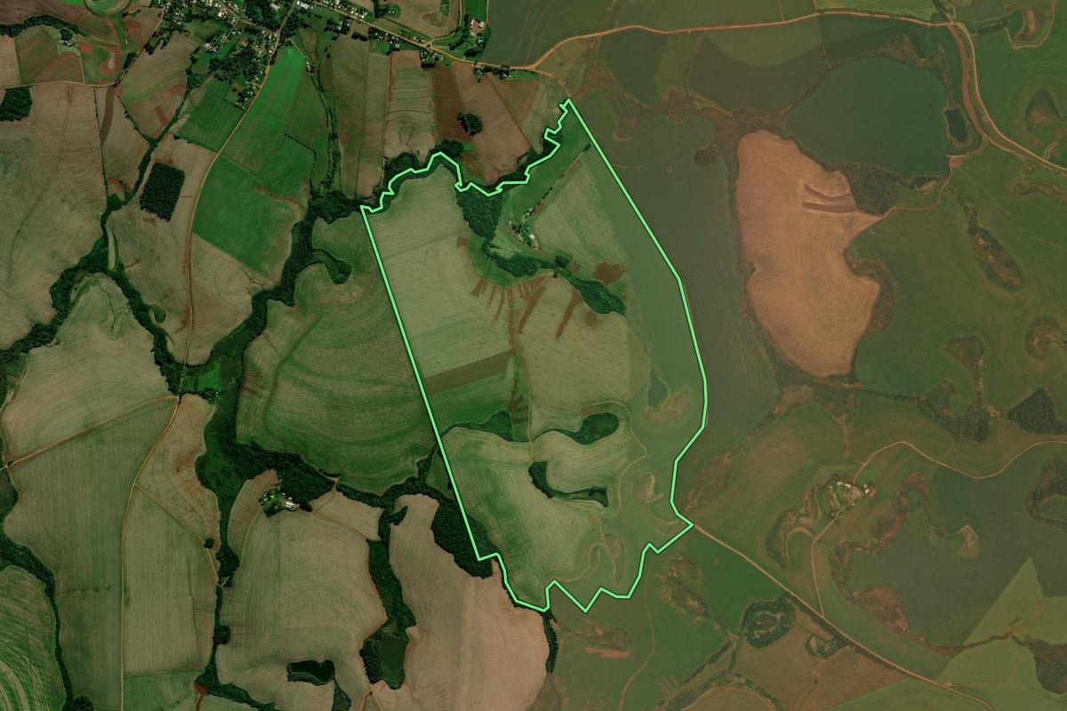 Imagem de satélite do imóvel rural em Carazinho (RS), com o contorno declarado no CAR desenhado por cima.