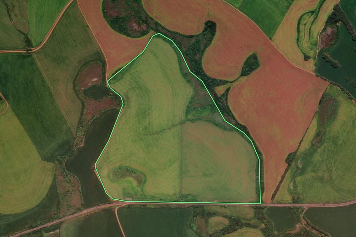 Imagem de satélite do imóvel rural em Carazinho (RS), com o contorno declarado no CAR desenhado por cima.