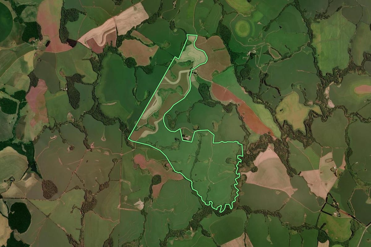 Imagem de satélite do imóvel rural em Carazinho (RS), com o contorno declarado no CAR desenhado por cima.