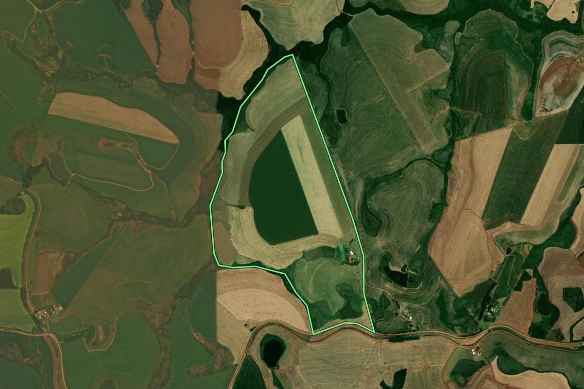 Imagem de satélite do imóvel rural em Carazinho (RS), com o contorno declarado no CAR desenhado por cima.