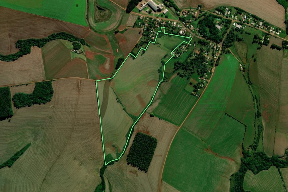 Imagem de satélite do imóvel rural em Carazinho (RS), com o contorno declarado no CAR desenhado por cima.