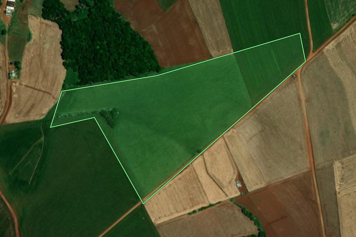Imagem de satélite do imóvel rural em Carazinho (RS), com o contorno declarado no CAR desenhado por cima.