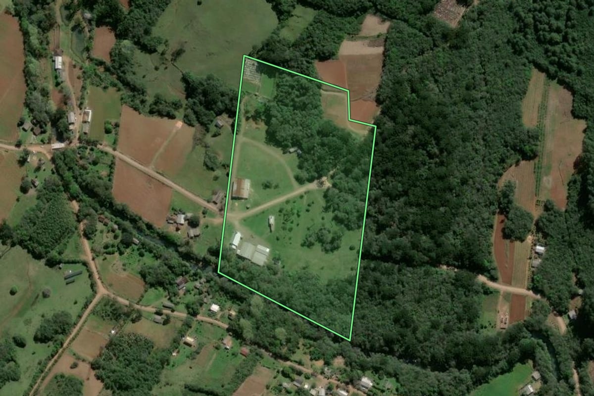 Imagem de satélite do imóvel rural em Caraá (RS), com o contorno declarado no CAR desenhado por cima.