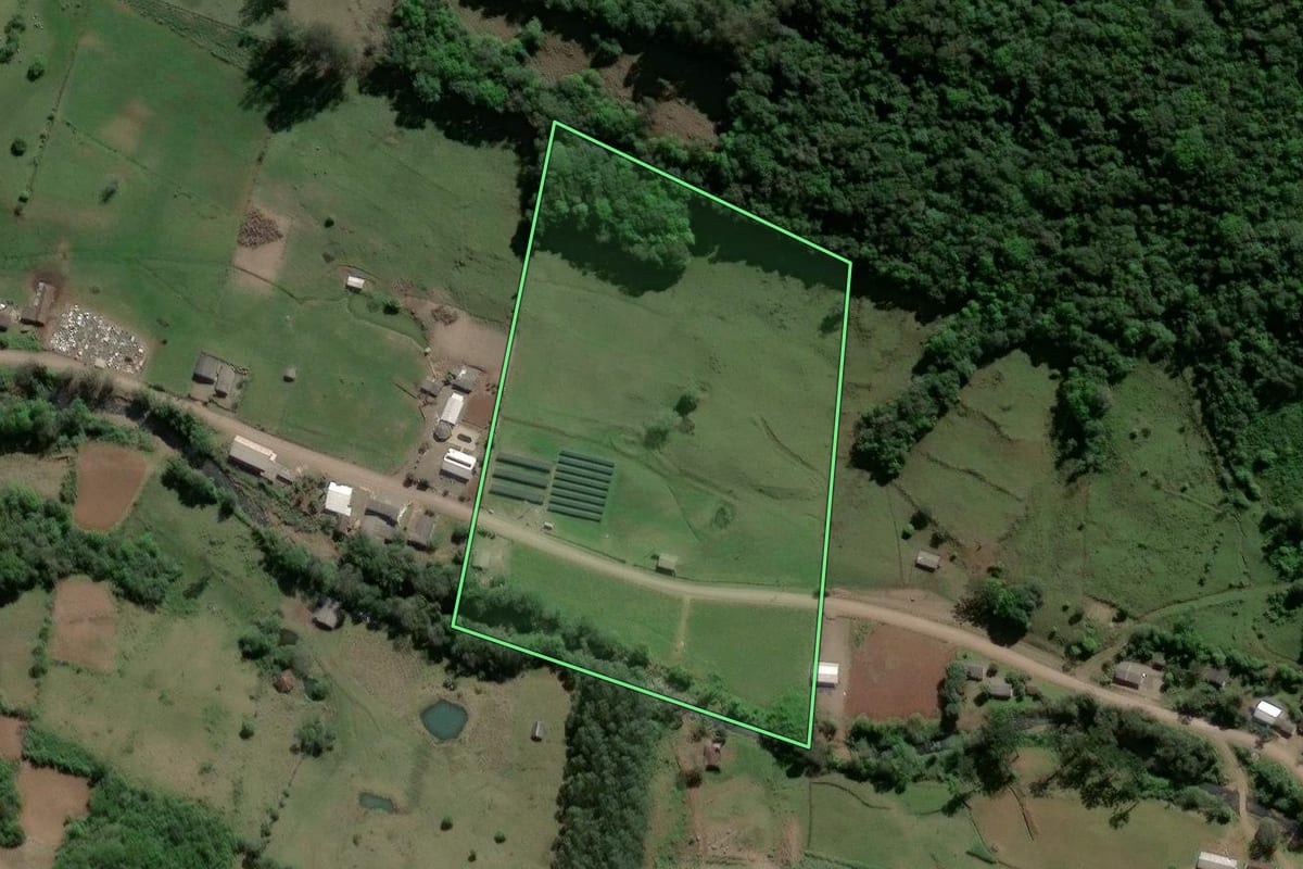 Imagem de satélite do imóvel rural em Caraá (RS), com o contorno declarado no CAR desenhado por cima.