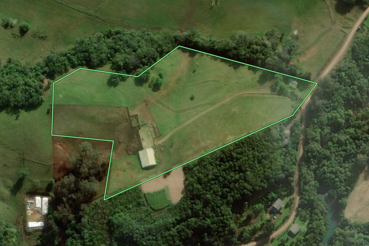 Imagem de satélite do imóvel rural em Caraá (RS), com o contorno declarado no CAR desenhado por cima.