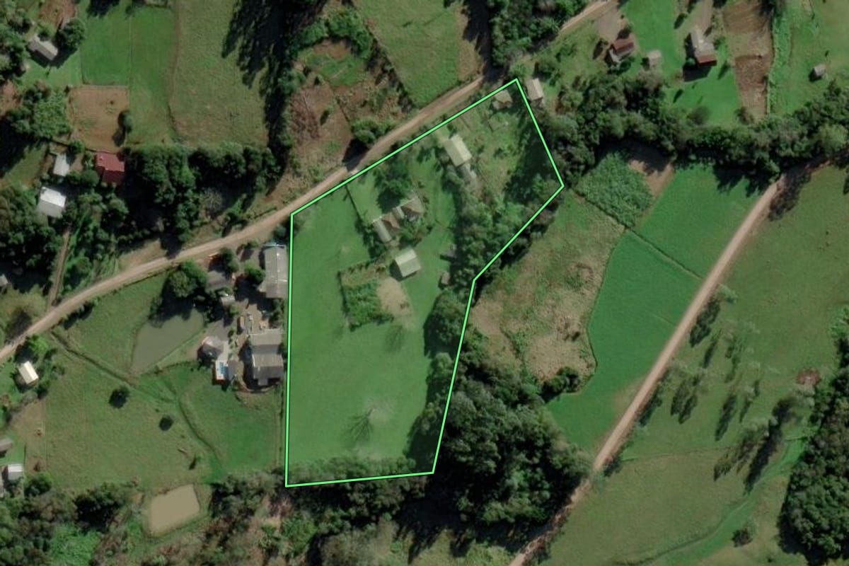 Imagem de satélite do imóvel rural em Caraá (RS), com o contorno declarado no CAR desenhado por cima.