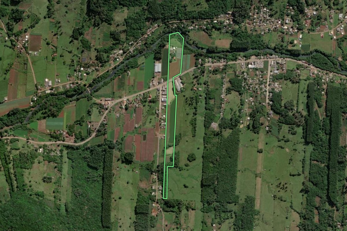 Imagem de satélite do imóvel rural em Caraá (RS), com o contorno declarado no CAR desenhado por cima.
